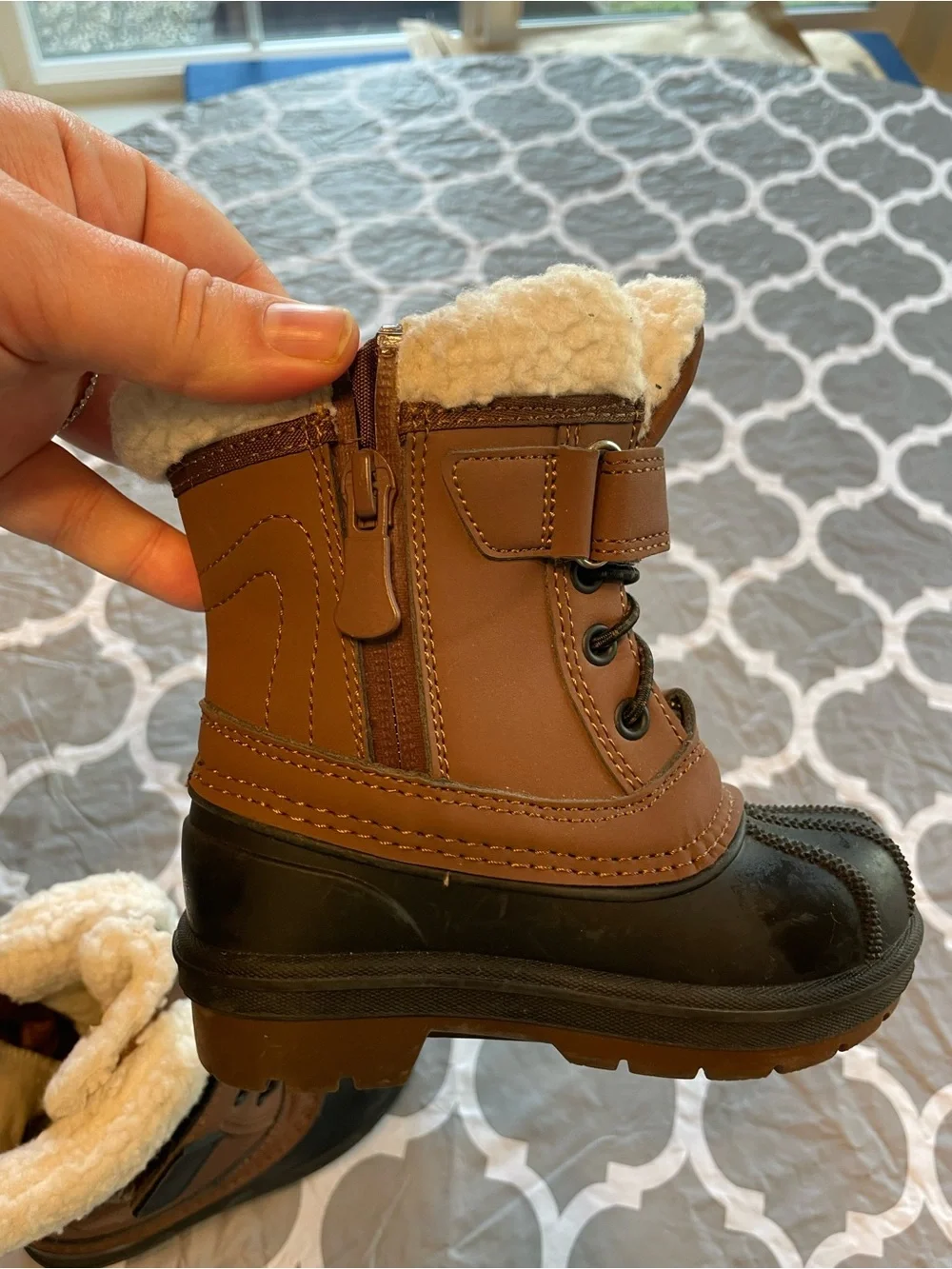Cat and jack toddler size 6 Kids Brown and Black Winter Boots Faux Lining